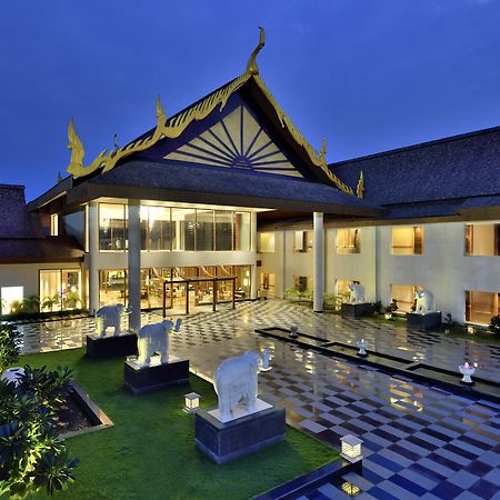 Radisson Blu Plaza Resort & Convention Centre 카르자트 외부 사진 The Royal