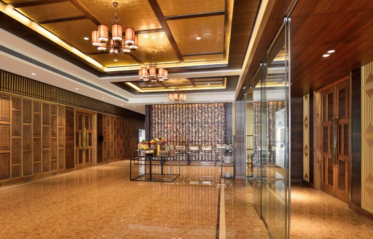 Radisson Blu Plaza Resort & Convention Centre 카르자트 외부 사진 The lobby of the hotel
