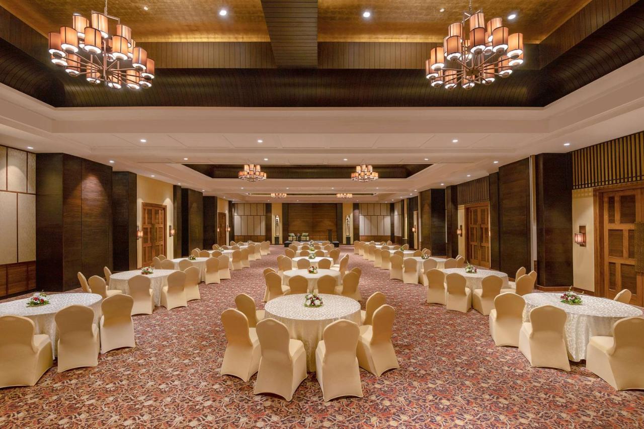 Radisson Blu Plaza Resort & Convention Centre 카르자트 외부 사진 The Royal Ballroom