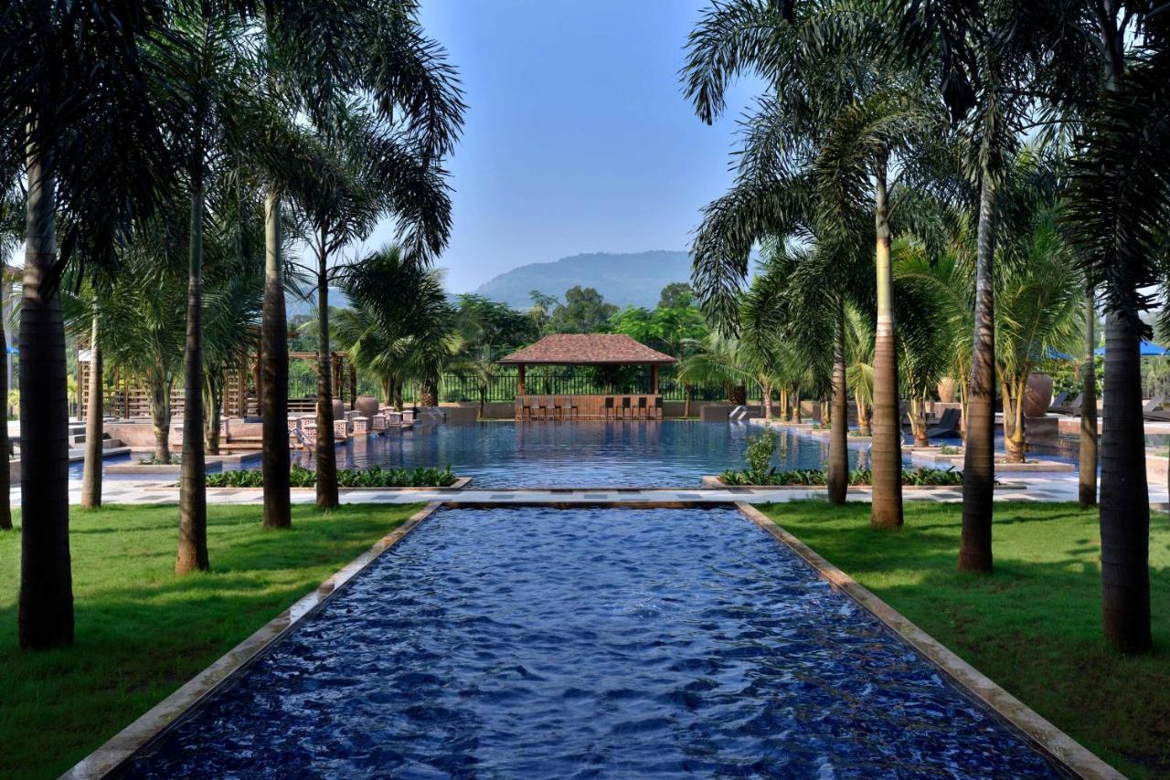 Radisson Blu Plaza Resort & Convention Centre 카르자트 외부 사진 The pool at the Anantara Golden Triangle Resort