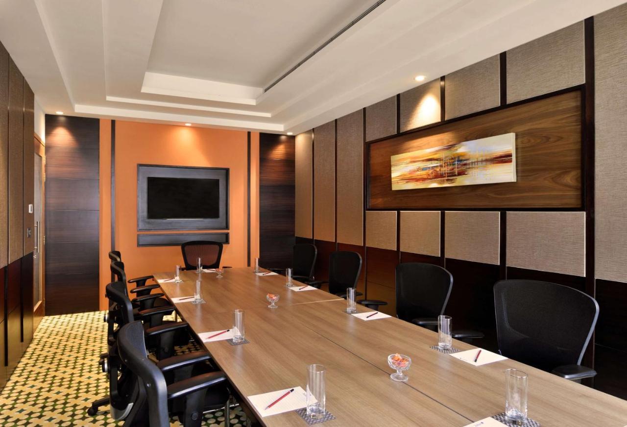Radisson Blu Plaza Resort & Convention Centre 카르자트 외부 사진 Meeting room