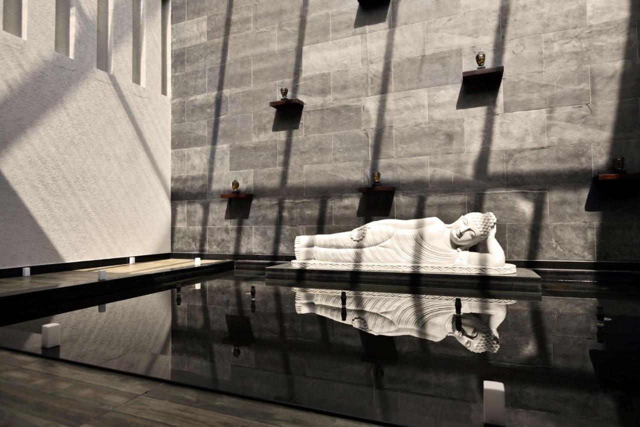 Radisson Blu Plaza Resort & Convention Centre 카르자트 외부 사진 The Buddha