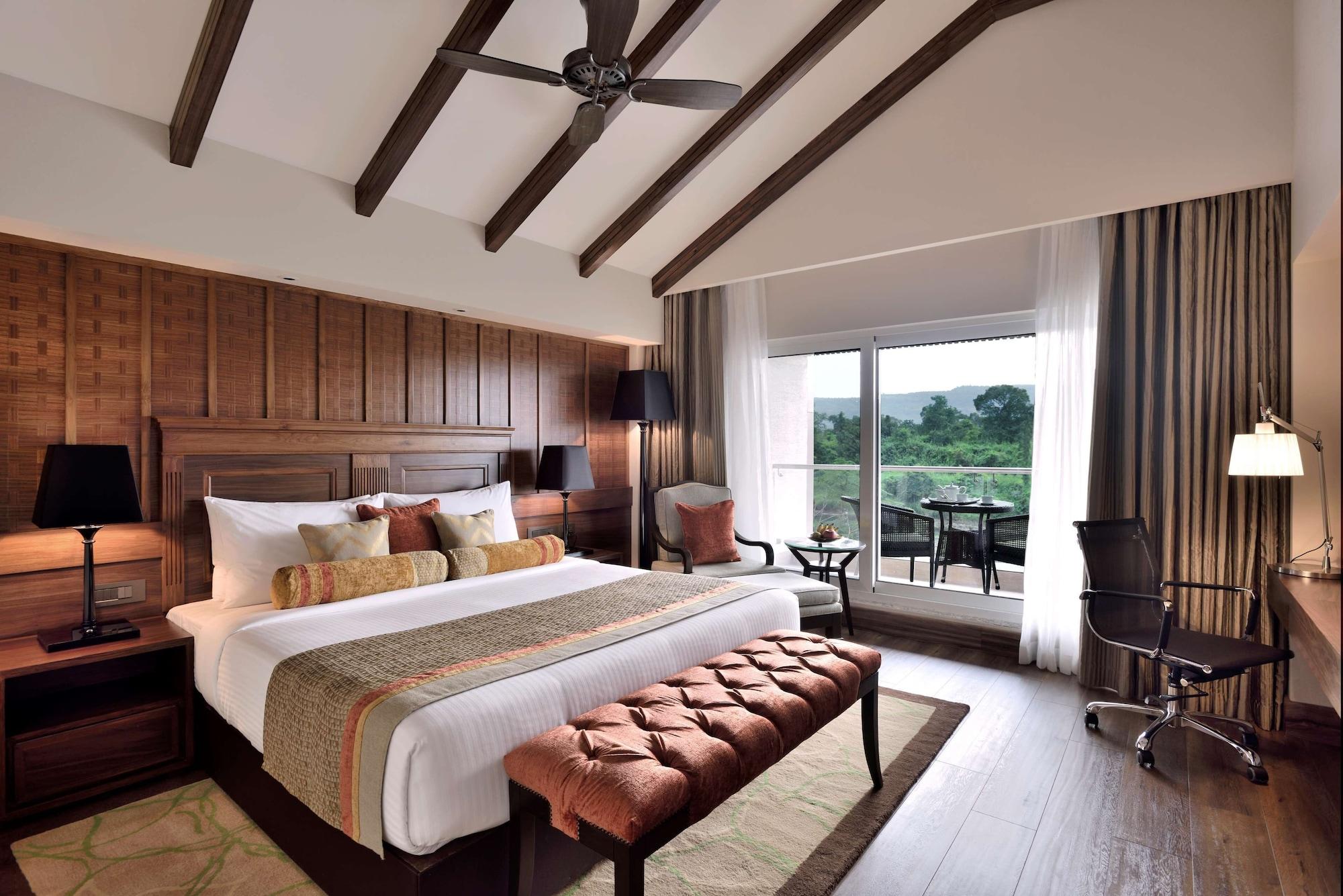 Radisson Blu Plaza Resort & Convention Centre 카르자트 외부 사진