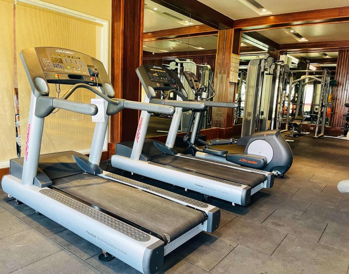 Radisson Blu Plaza Resort & Convention Centre 카르자트 외부 사진 Treadmills at a gym