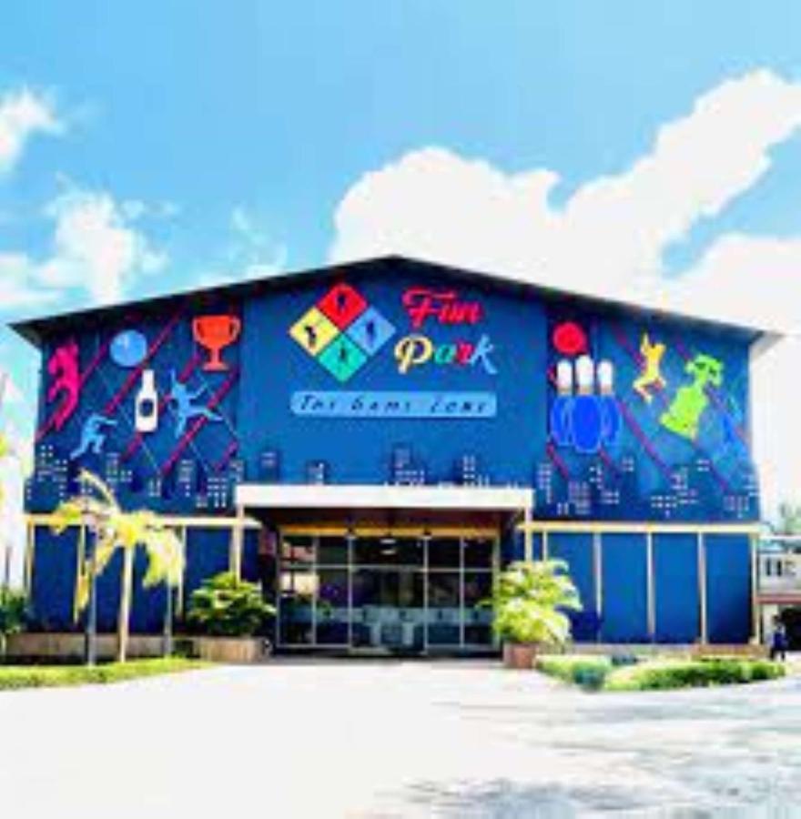 Radisson Blu Plaza Resort & Convention Centre 카르자트 외부 사진 The Sports and Cultural Centre