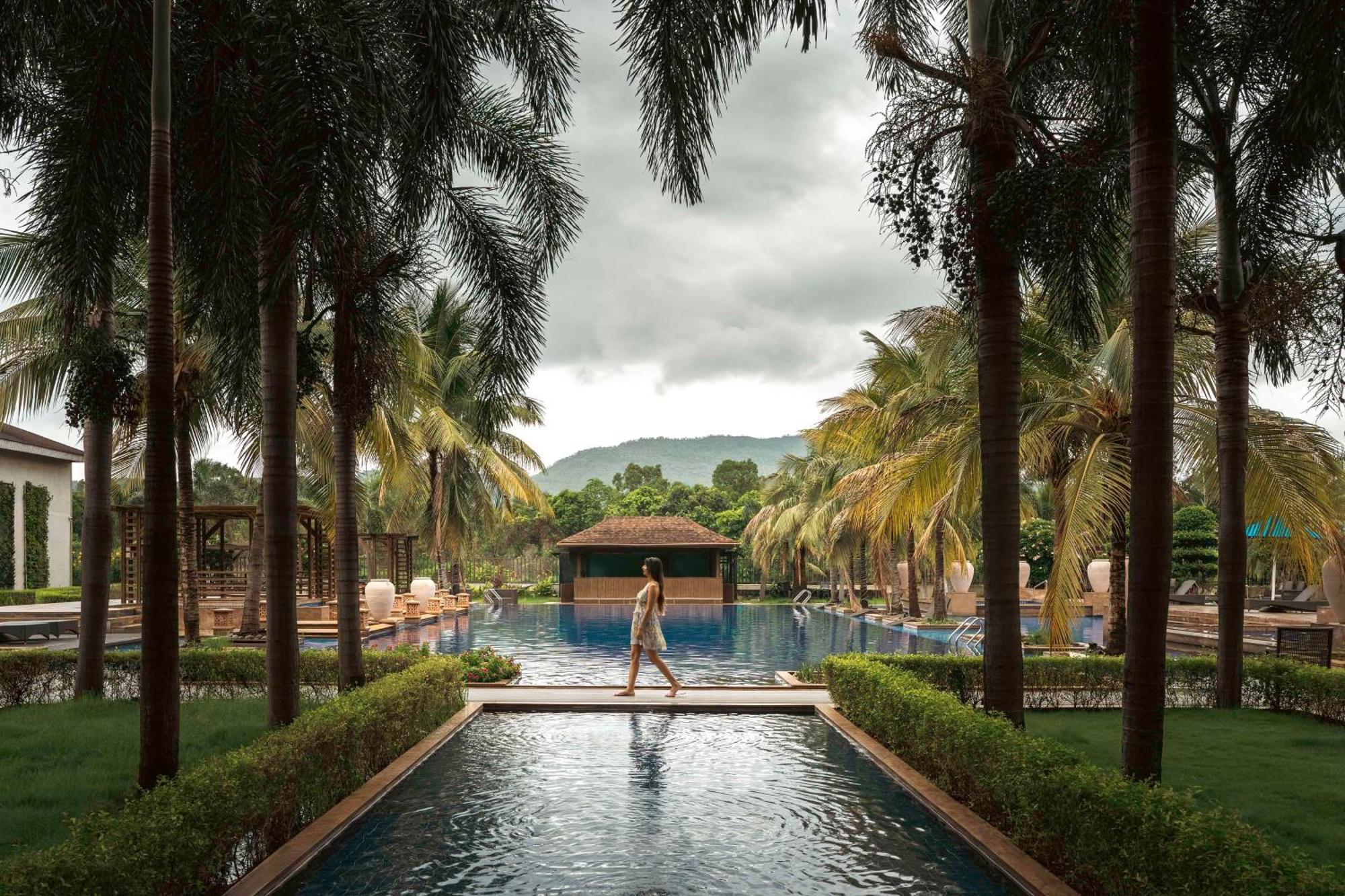 Radisson Blu Plaza Resort & Convention Centre 카르자트 외부 사진 The pool at the Anantara Golden Triangle Resort