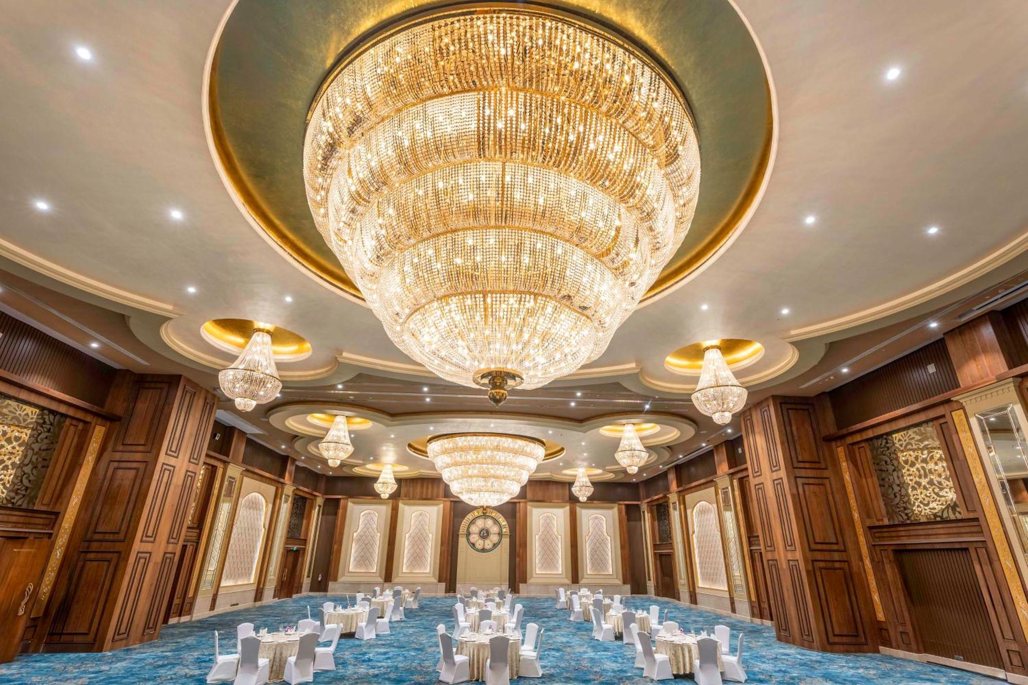 Radisson Blu Plaza Resort & Convention Centre 카르자트 외부 사진 The Grand Ballroom