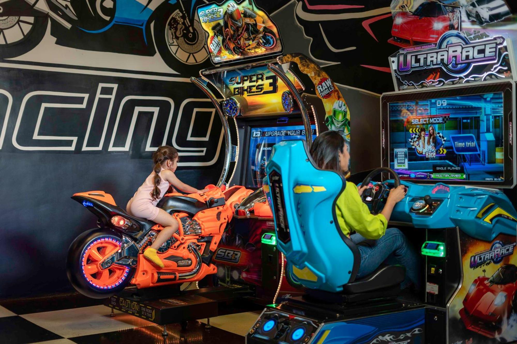 Radisson Blu Plaza Resort & Convention Centre 카르자트 외부 사진 Arcade racing games