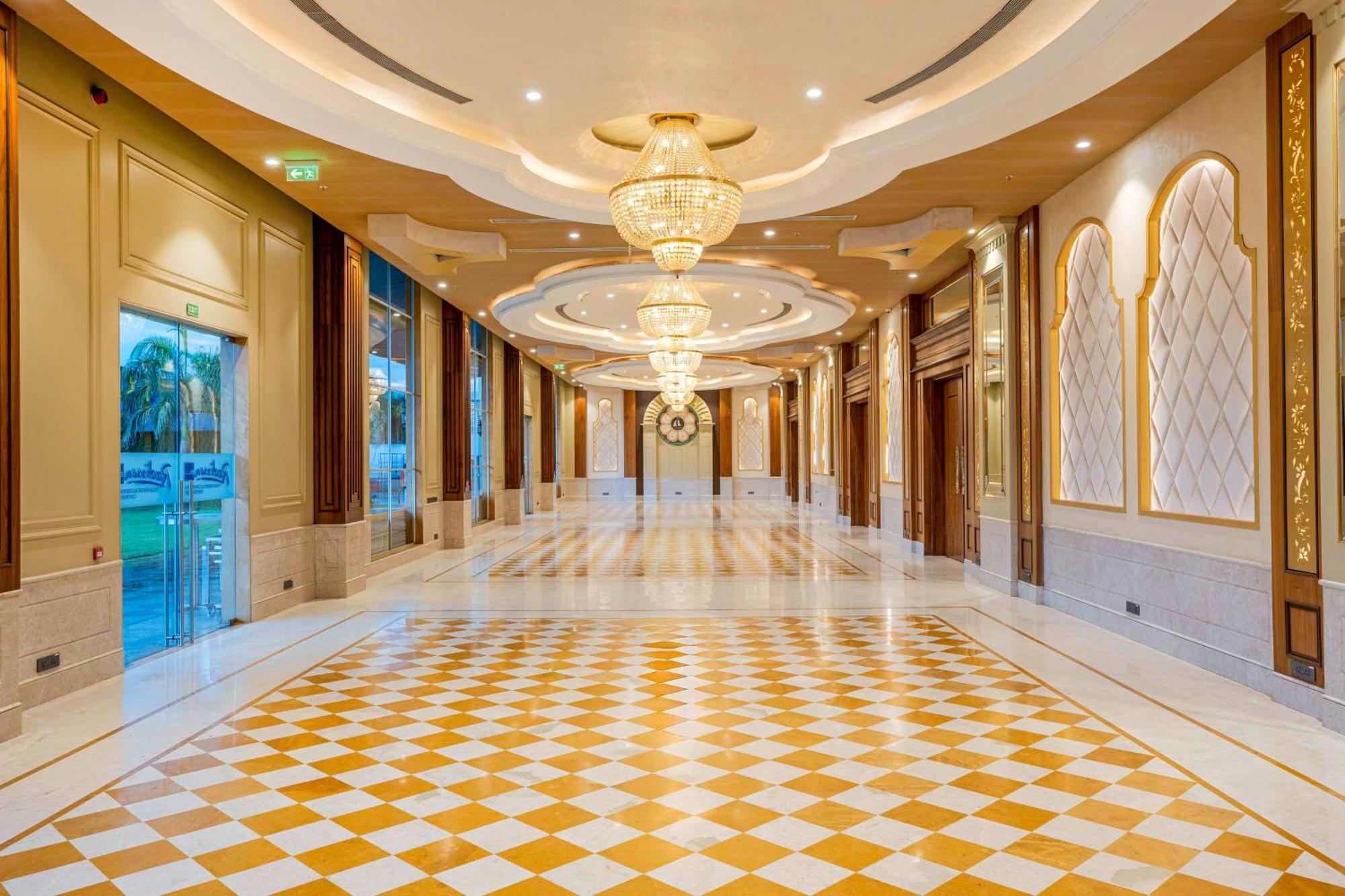 Radisson Blu Plaza Resort & Convention Centre 카르자트 외부 사진 The interior of the hotel