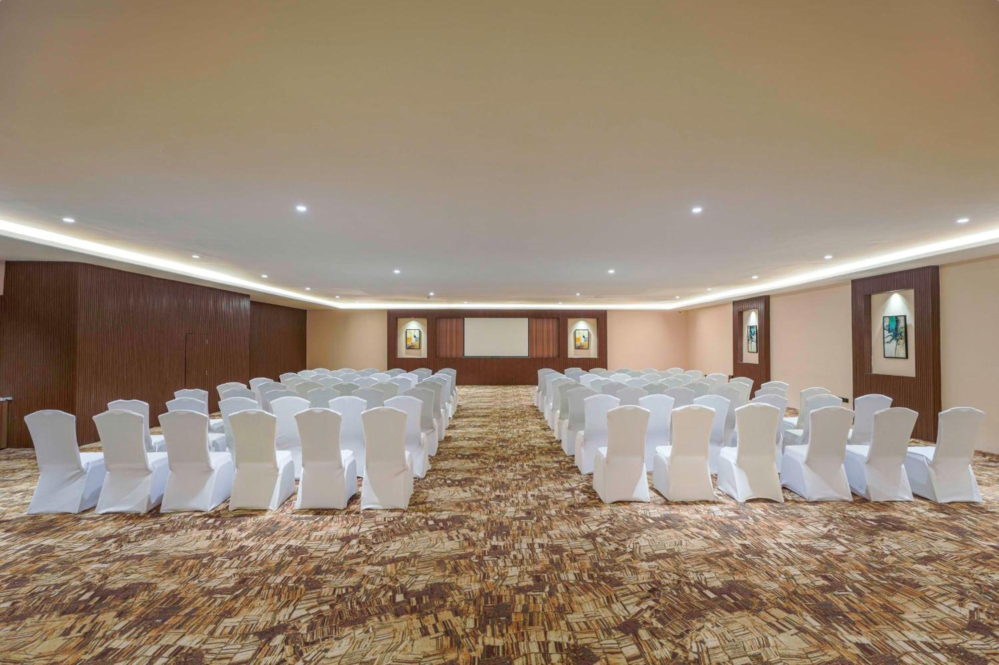 Radisson Blu Plaza Resort & Convention Centre 카르자트 외부 사진 The ballroom