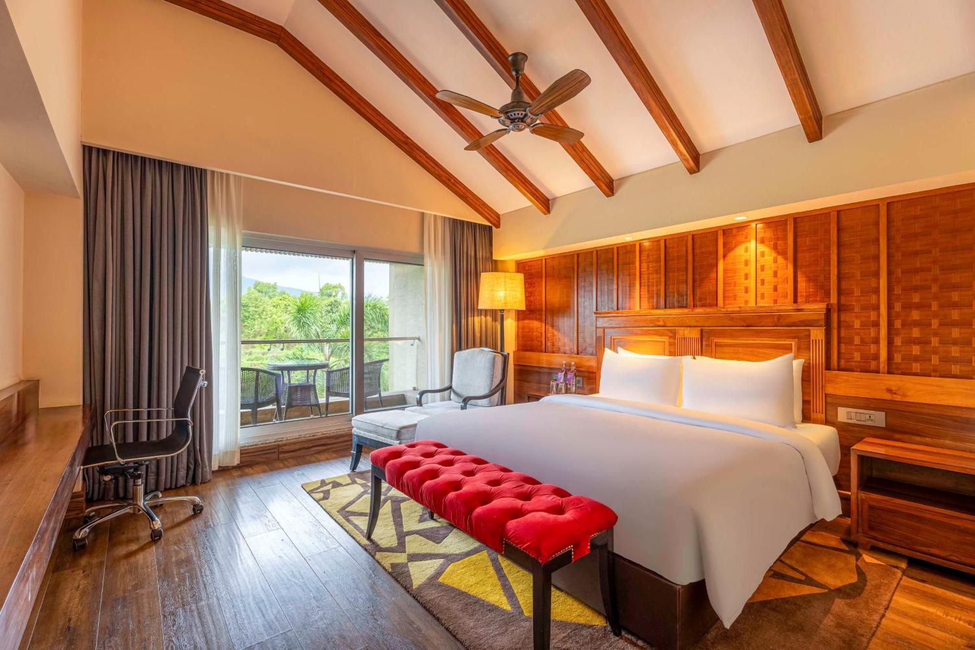 Radisson Blu Plaza Resort & Convention Centre 카르자트 외부 사진 Deluxe Room