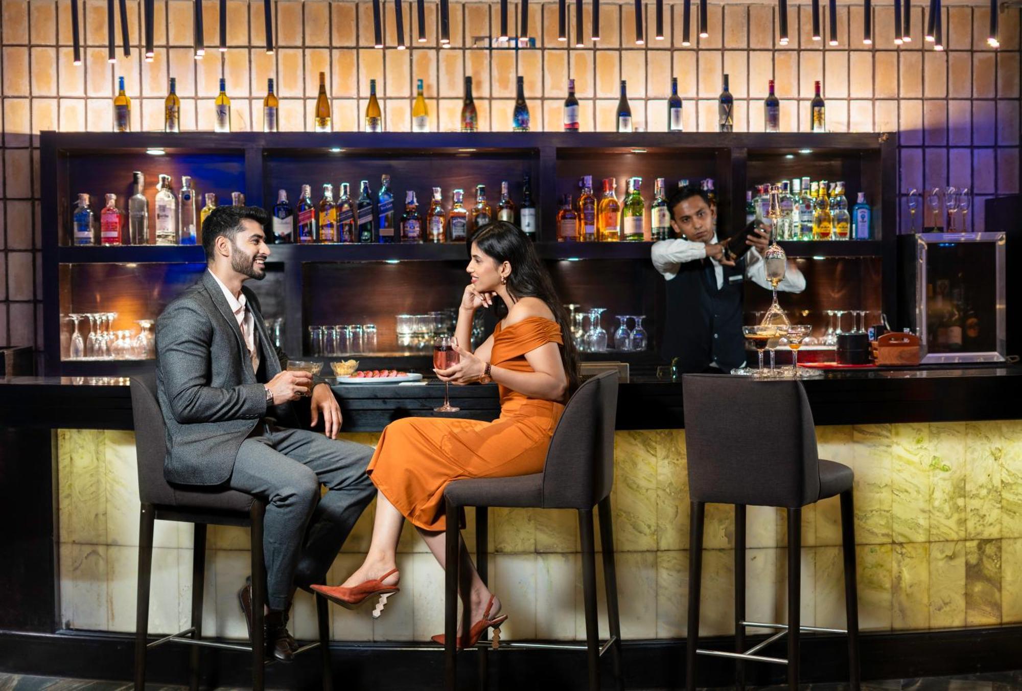 Radisson Blu Plaza Resort & Convention Centre 카르자트 외부 사진 The Bar