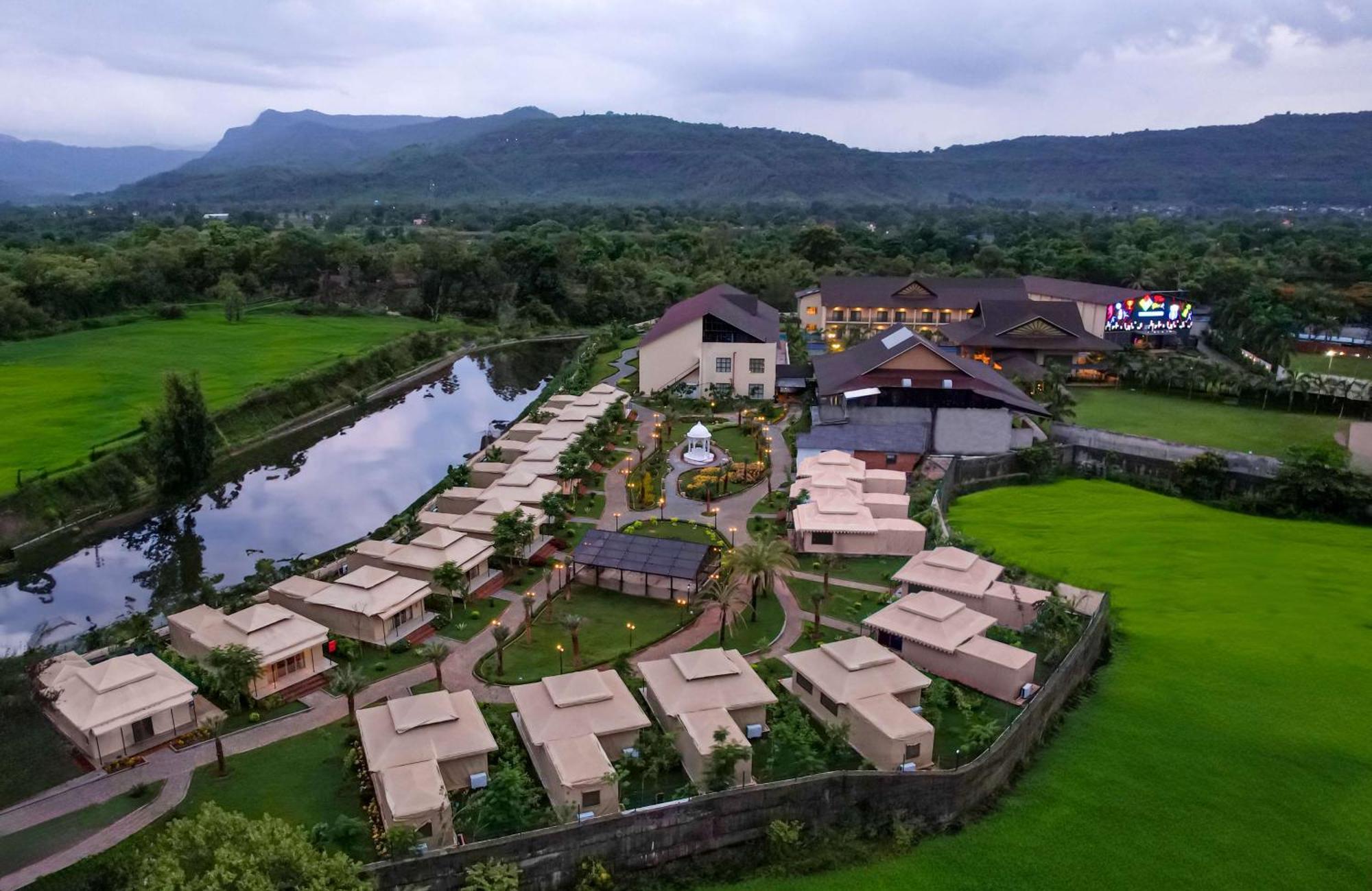 Radisson Blu Plaza Resort & Convention Centre 카르자트 외부 사진 The Village at the Village
