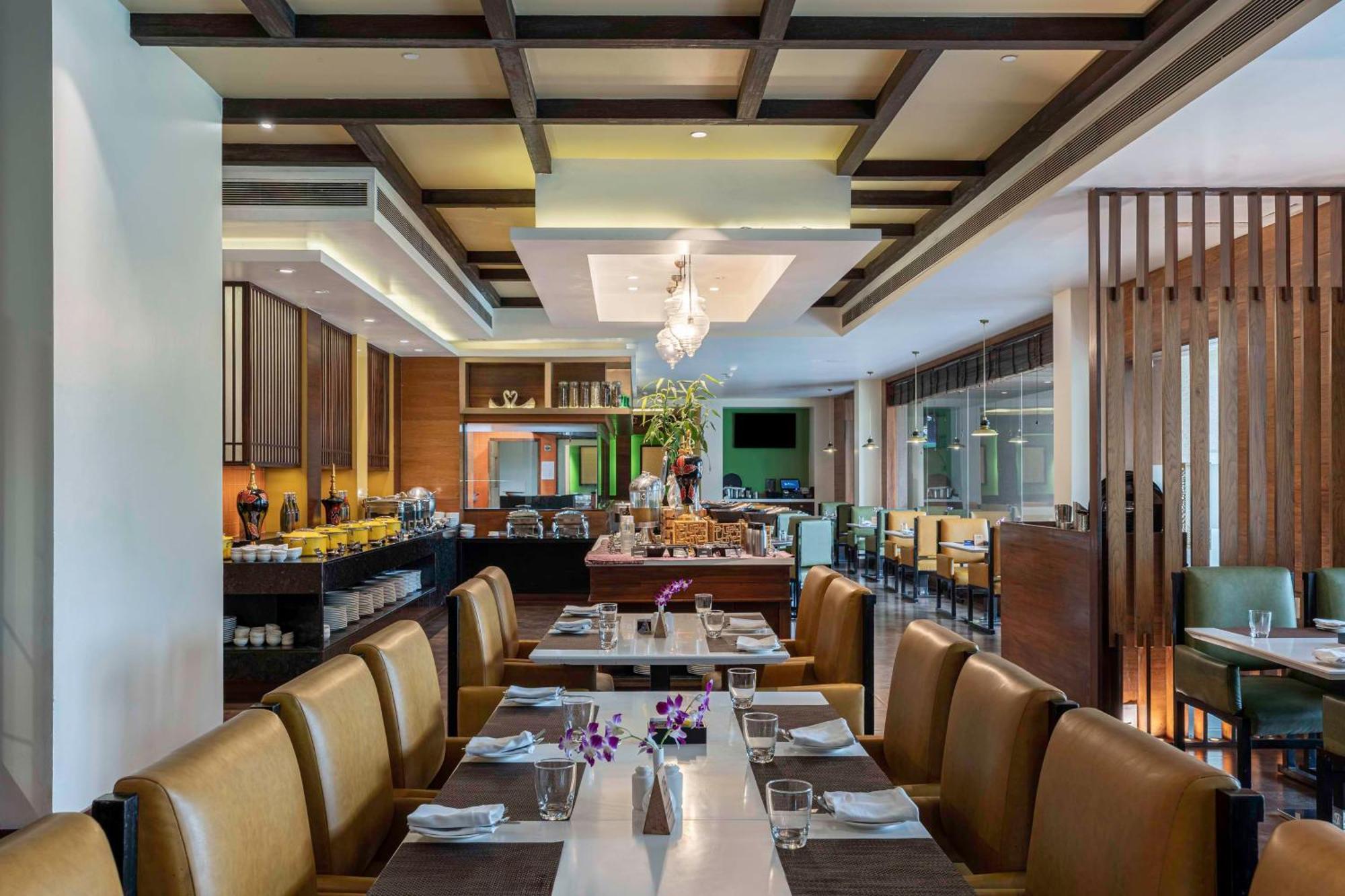 Radisson Blu Plaza Resort & Convention Centre 카르자트 외부 사진 The restaurant