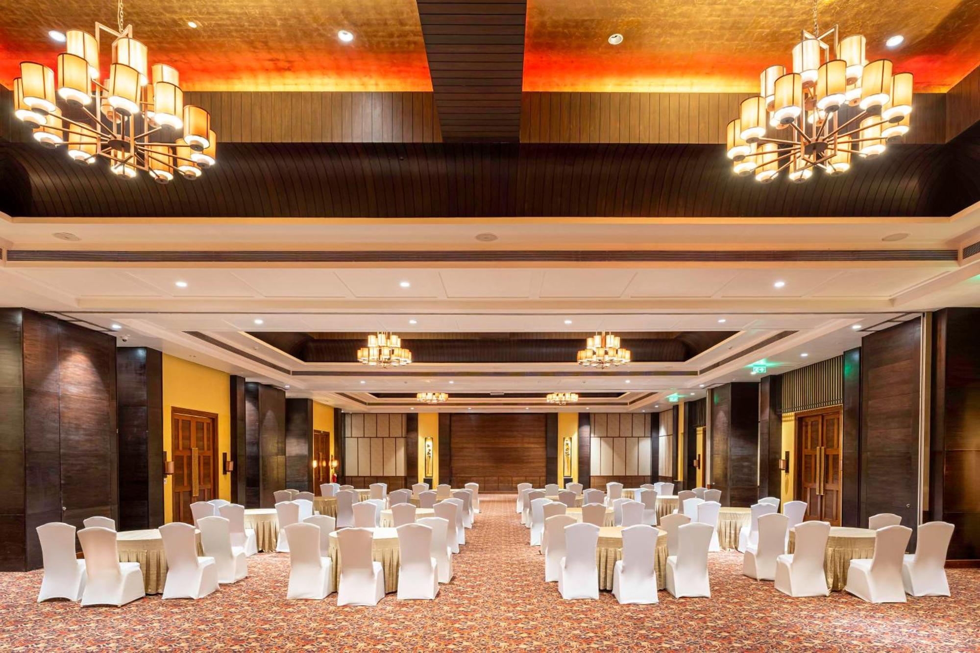 Radisson Blu Plaza Resort & Convention Centre 카르자트 외부 사진 The Grand Ballroom