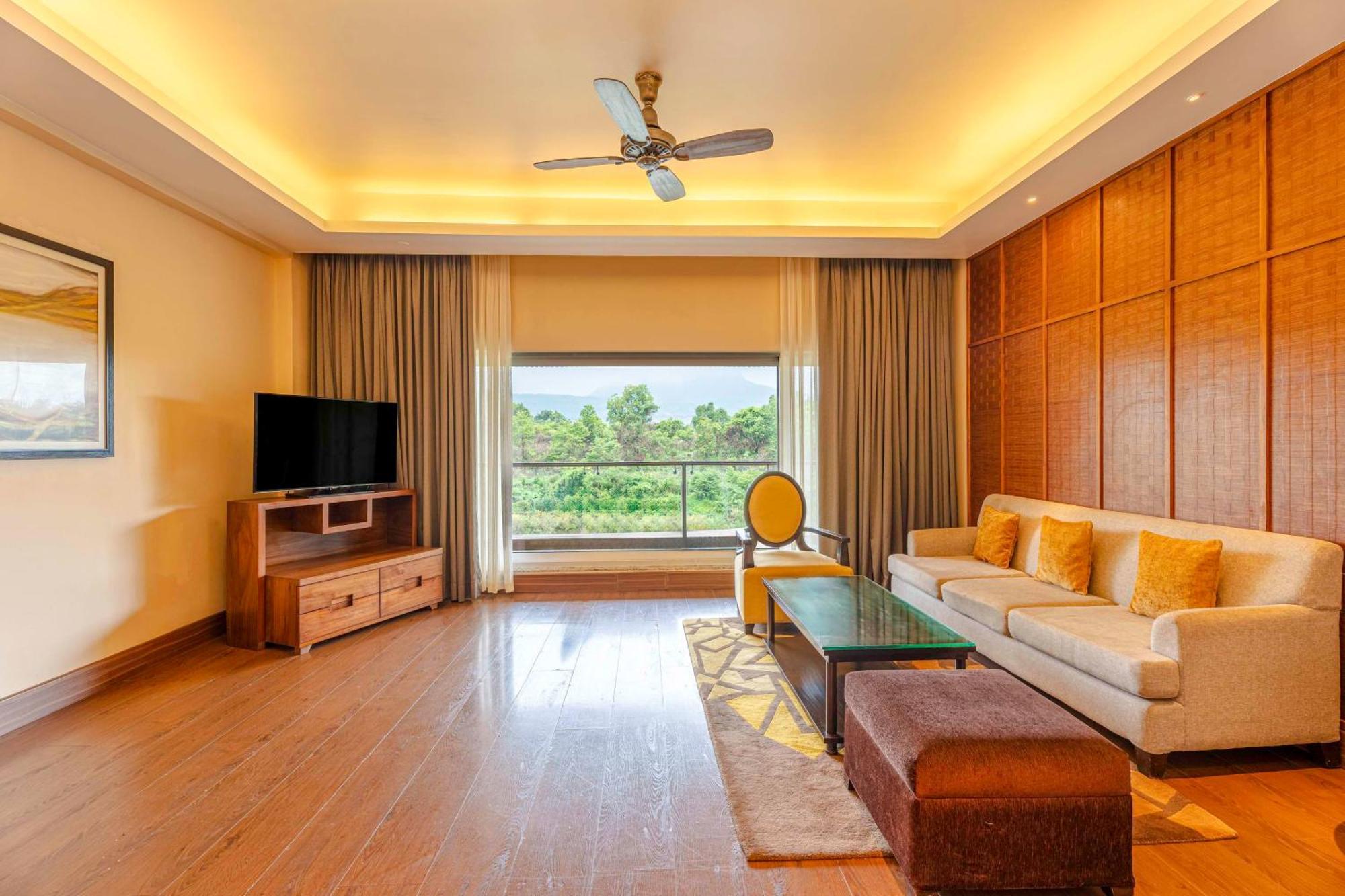 Radisson Blu Plaza Resort & Convention Centre 카르자트 외부 사진 Living room of a suite