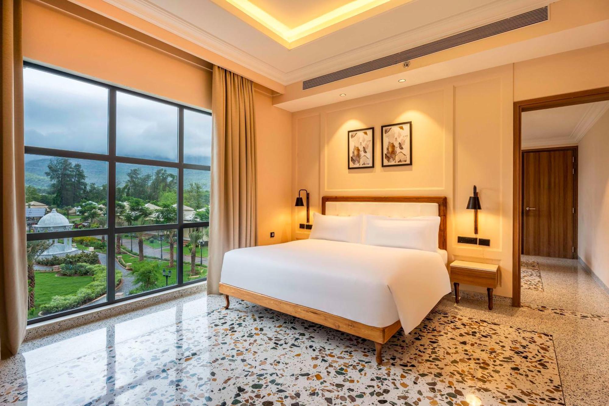 Radisson Blu Plaza Resort & Convention Centre 카르자트 외부 사진 A bedroom at the hotel