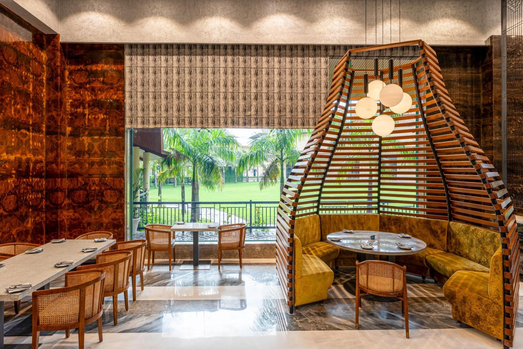 Radisson Blu Plaza Resort & Convention Centre 카르자트 외부 사진 The restaurant at the Taj Bengal