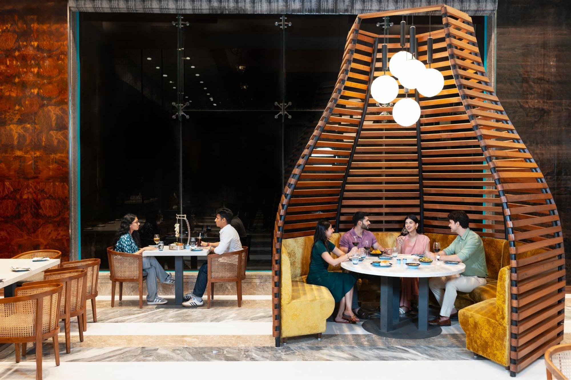 Radisson Blu Plaza Resort & Convention Centre 카르자트 외부 사진 The interior of the restaurant