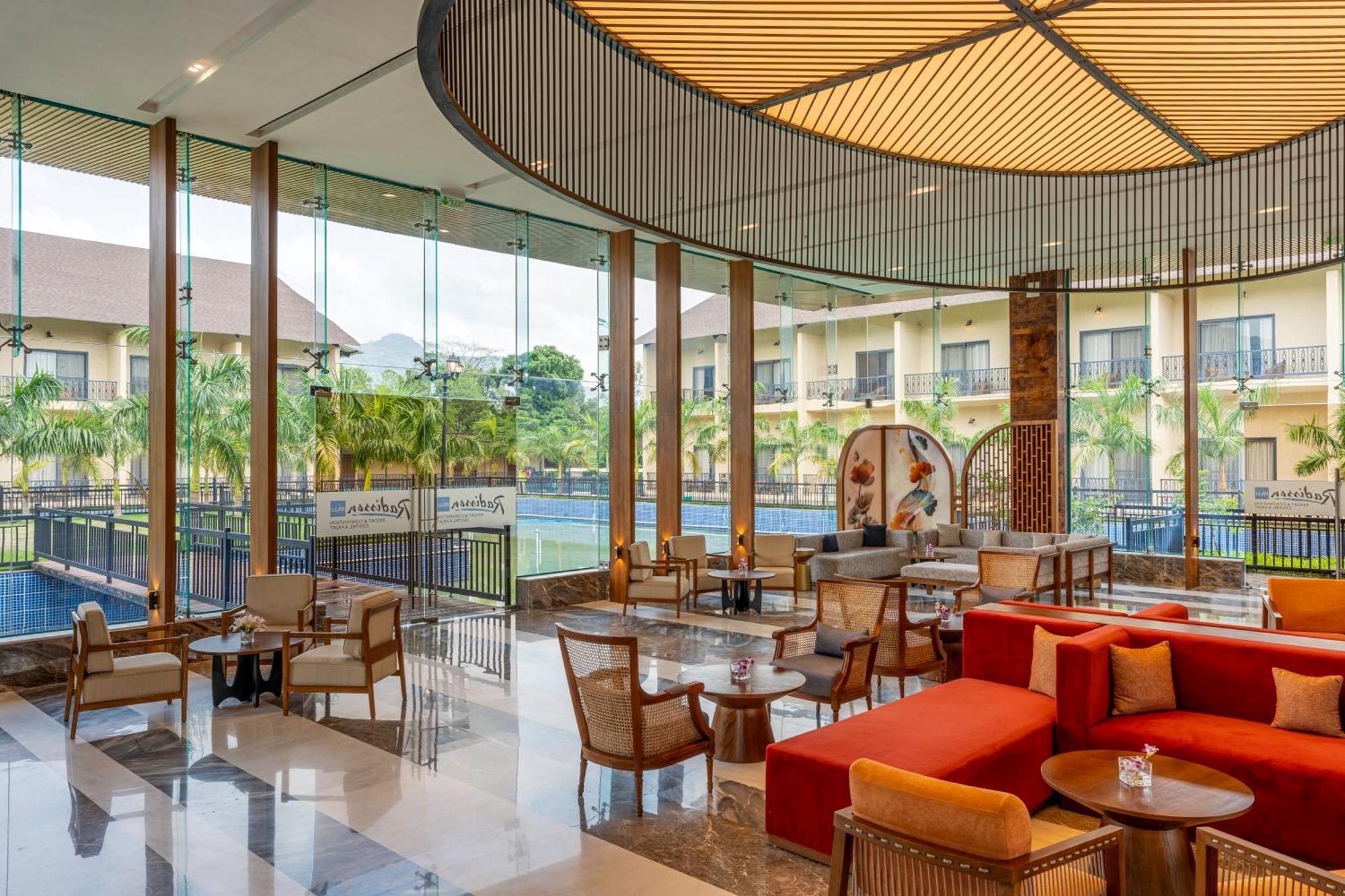 Radisson Blu Plaza Resort & Convention Centre 카르자트 외부 사진 The lobby of the hotel