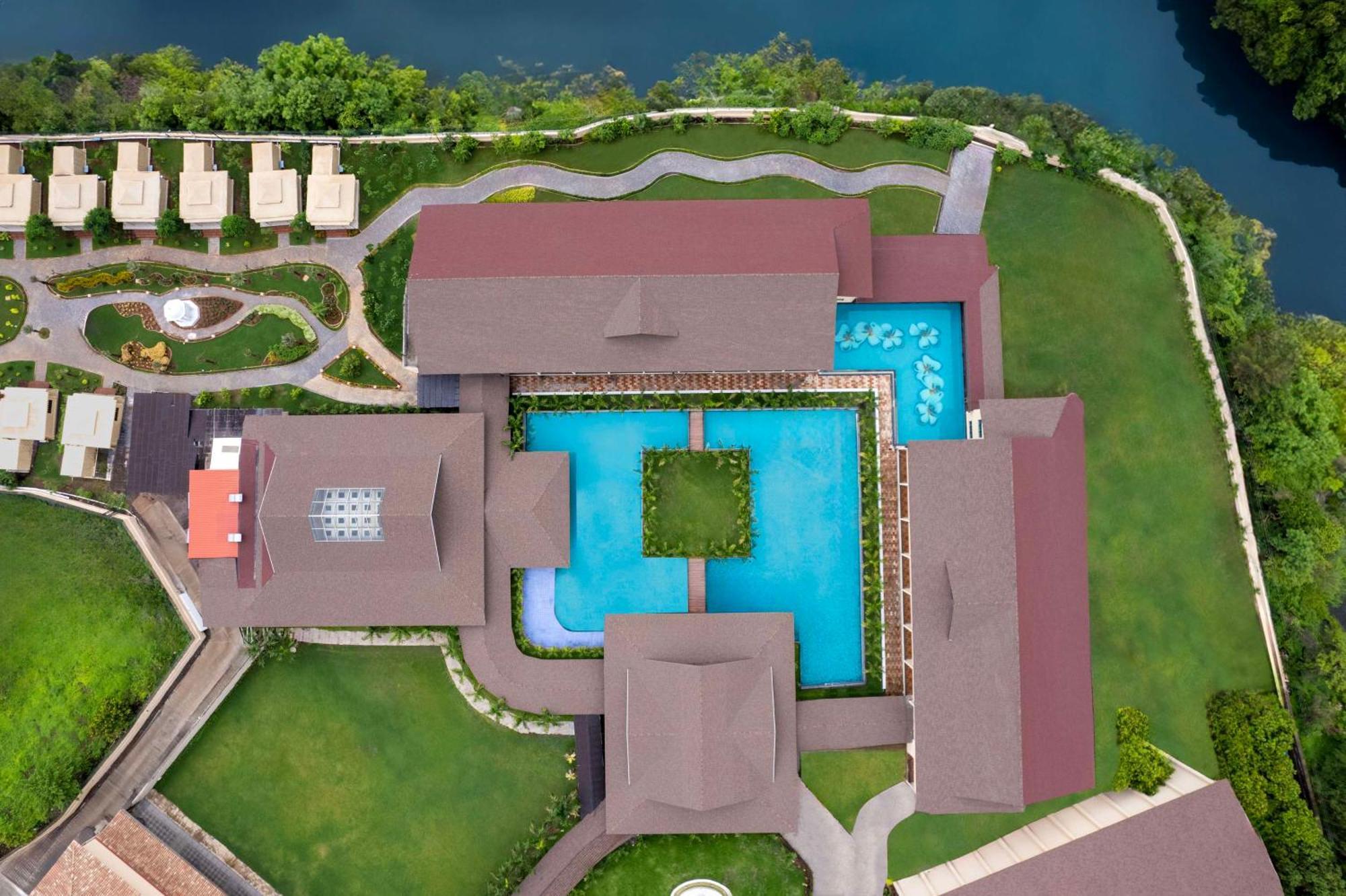 Radisson Blu Plaza Resort & Convention Centre 카르자트 외부 사진 Aerial view of the resort