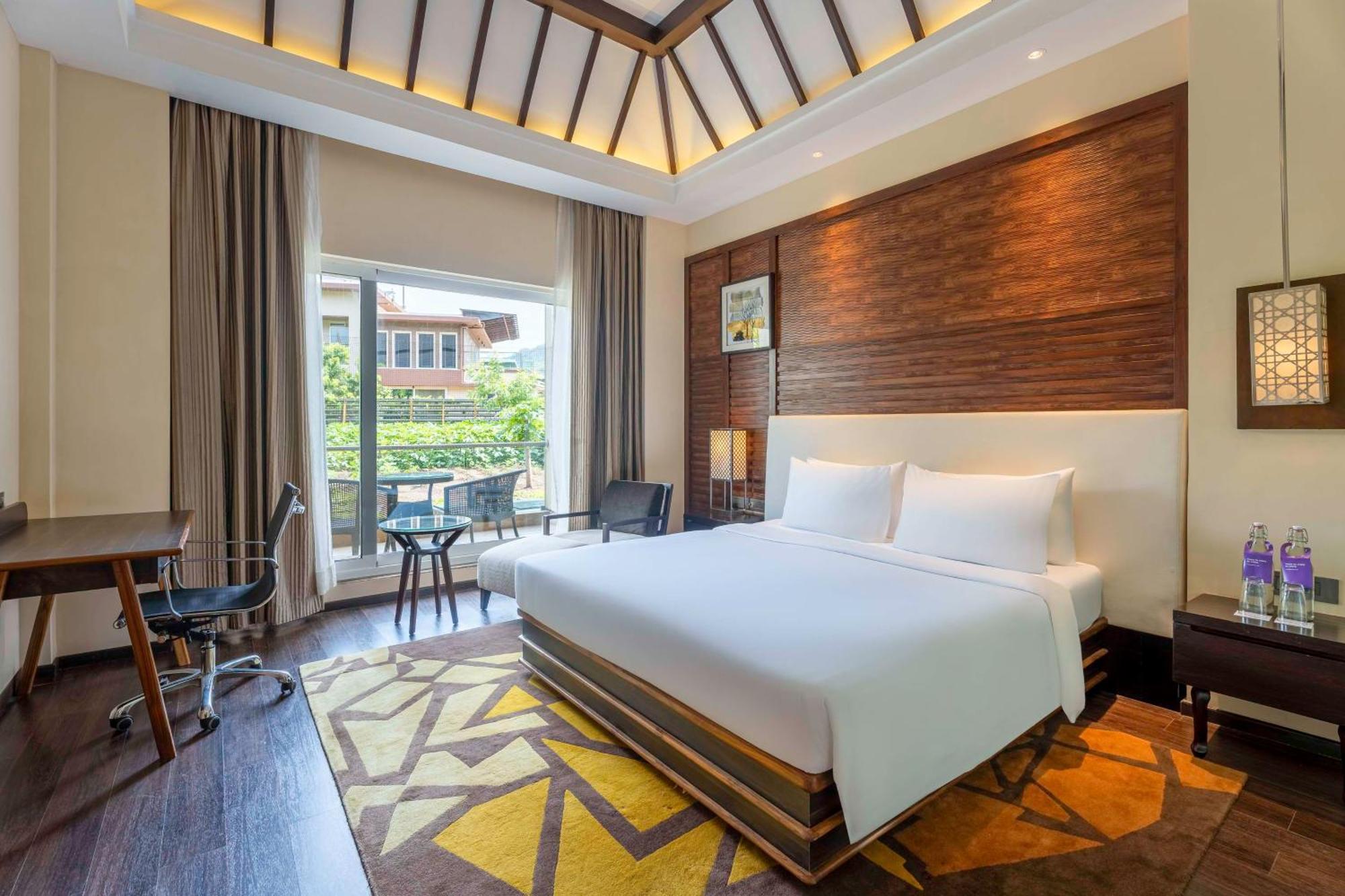 Radisson Blu Plaza Resort & Convention Centre 카르자트 외부 사진 Deluxe Room
