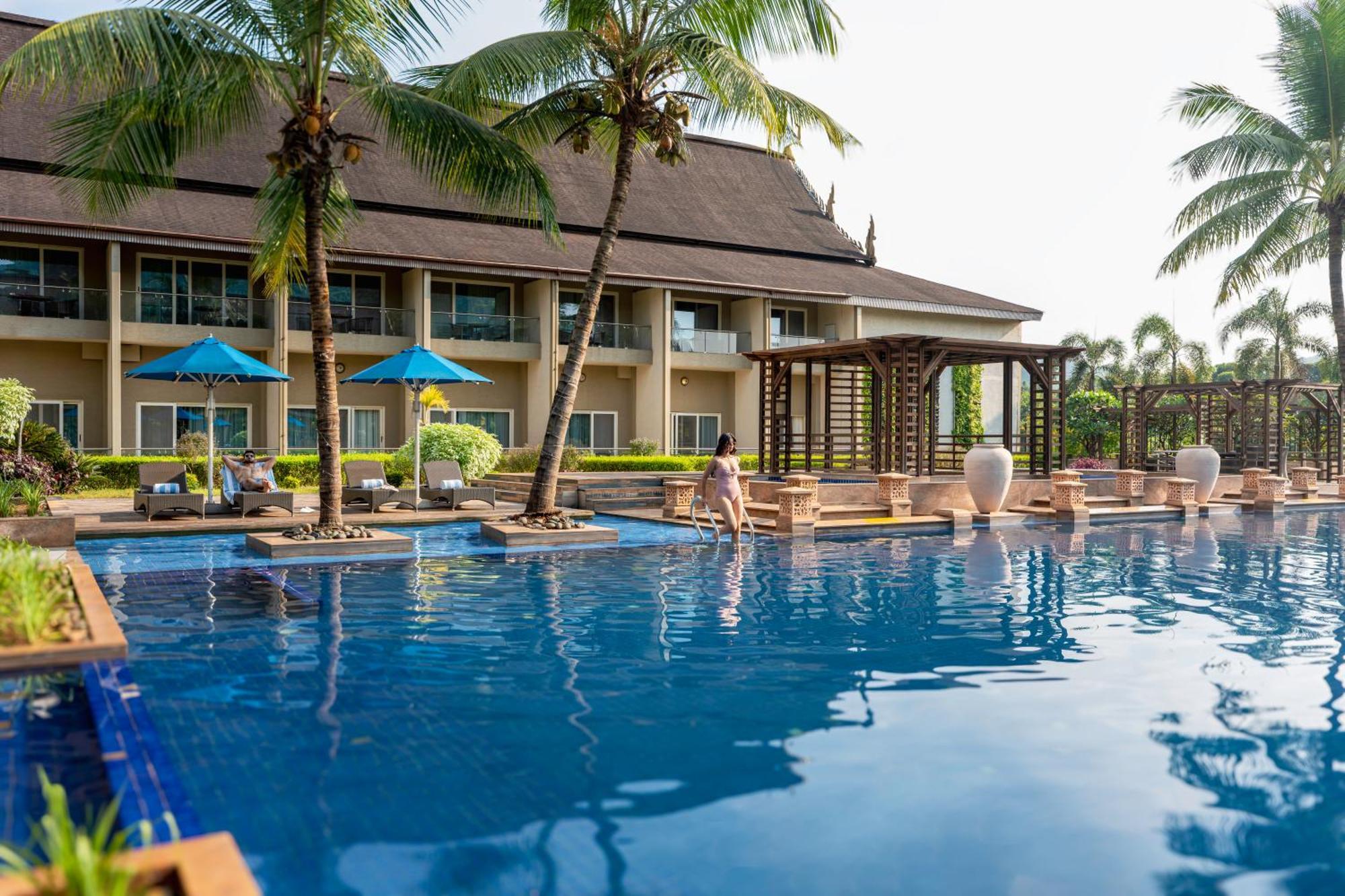 Radisson Blu Plaza Resort & Convention Centre 카르자트 외부 사진 The Royal