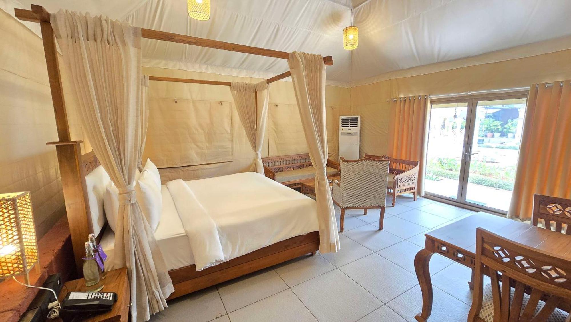 Radisson Blu Plaza Resort & Convention Centre 카르자트 외부 사진 A bedroom at the resort