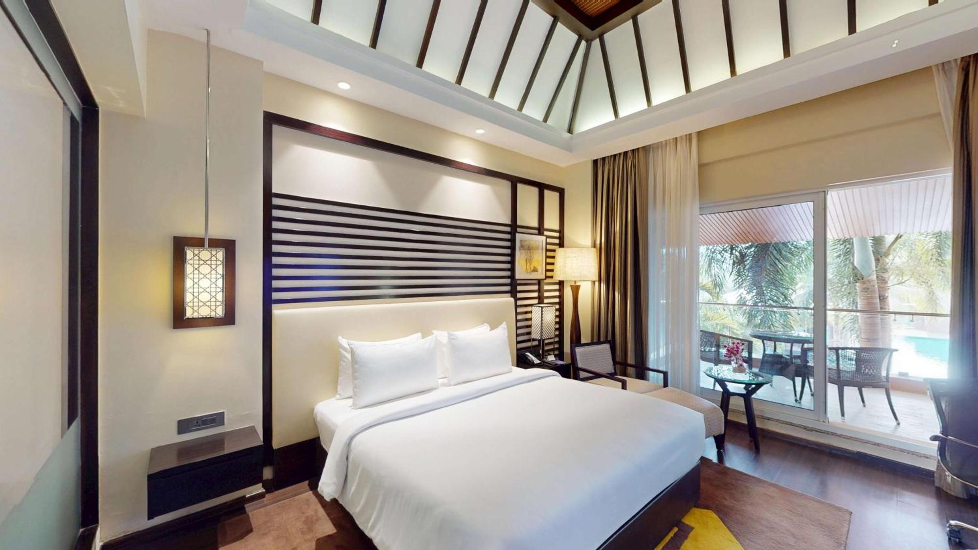Radisson Blu Plaza Resort & Convention Centre 카르자트 외부 사진